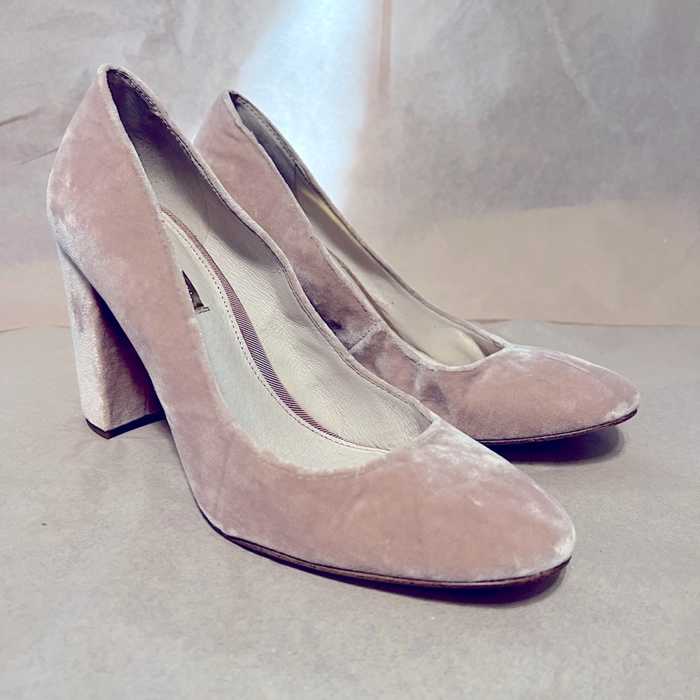Louse et Cie blush velvet pumps- never worn like new